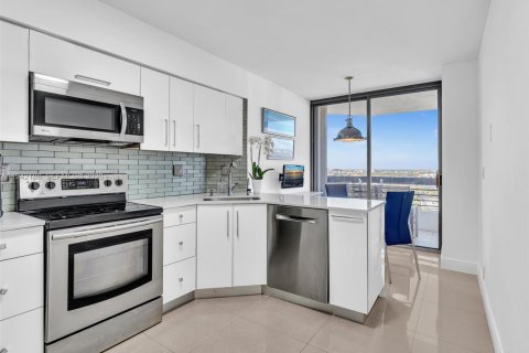 Condo in Aventura, Florida, 2 bedrooms  № 2000931 - photo 12