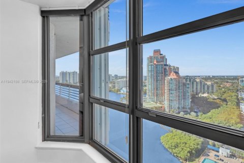 Condo in Aventura, Florida, 2 bedrooms  № 2000931 - photo 19