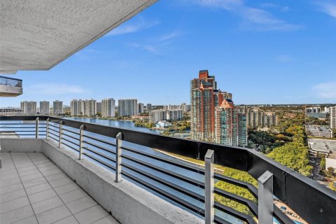 Condo in Aventura, Florida, 2 bedrooms  № 2000931 - photo 9