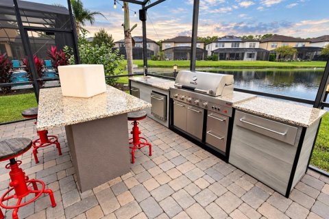 House in Orlando, Florida 4 bedrooms, 385.54 sq.m. № 2403654 - photo 6