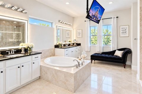House in Orlando, Florida 4 bedrooms, 385.54 sq.m. № 2403654 - photo 26