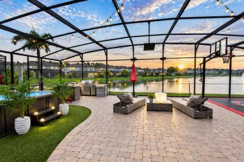 House in Orlando, Florida 4 bedrooms, 385.54 sq.m. № 2403654 - photo 5
