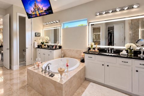 House in Orlando, Florida 4 bedrooms, 385.54 sq.m. № 2403654 - photo 27
