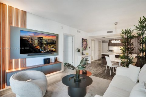 Condominio en alquiler en Miami, Florida, 1 dormitorio, 80.45 m2 № 1953585 - foto 3