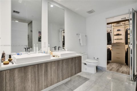 Condominio en alquiler en Miami, Florida, 1 dormitorio, 80.45 m2 № 1953585 - foto 11
