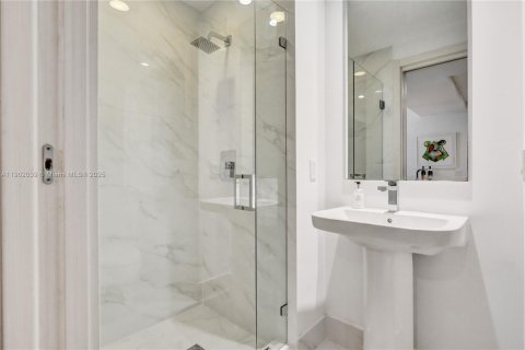 Condominio en alquiler en Miami, Florida, 1 dormitorio, 80.45 m2 № 1953585 - foto 22