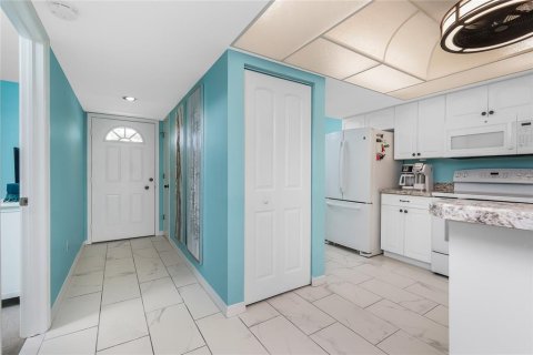 Condo in Englewood, Florida, 2 bedrooms  № 1869400 - photo 16
