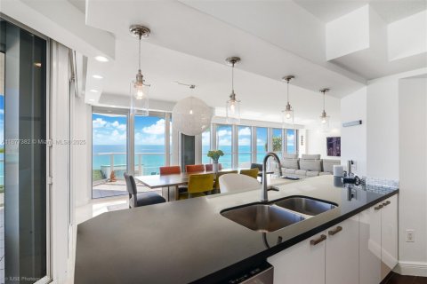 Copropriété à vendre à Sunny Isles Beach, Floride: 2 chambres, 187.66 m2 № 1980781 - photo 6