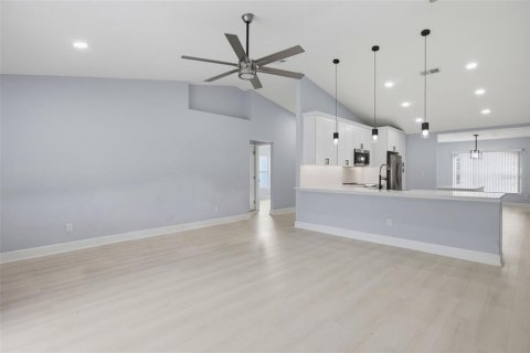 House in Orange Park, Florida 3 bedrooms, 175.31 sq.m. № 2395972 - photo 13