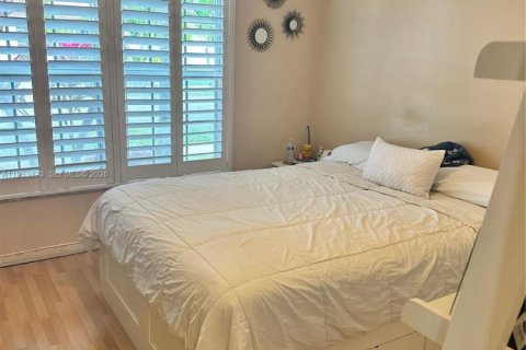 House in Miramar, Florida 3 bedrooms, 168.62 sq.m. № 2054881 - photo 25