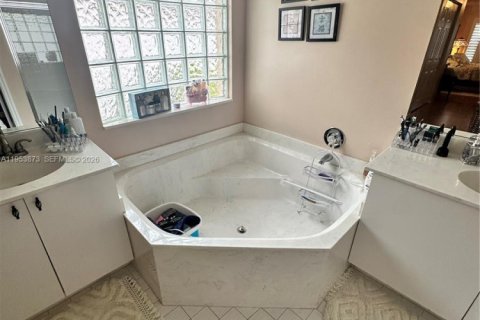 House in Miramar, Florida 3 bedrooms, 168.62 sq.m. № 2054881 - photo 16