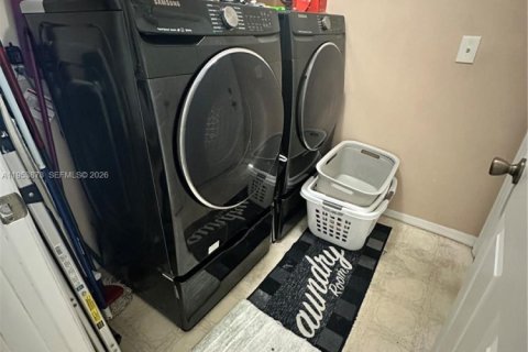 House in Miramar, Florida 3 bedrooms, 168.62 sq.m. № 2054881 - photo 22