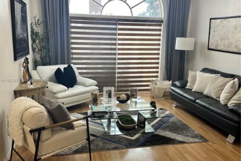 House in Miramar, Florida 3 bedrooms, 168.62 sq.m. № 2054881 - photo 2