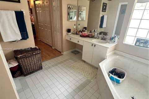 House in Miramar, Florida 3 bedrooms, 168.62 sq.m. № 2054881 - photo 18