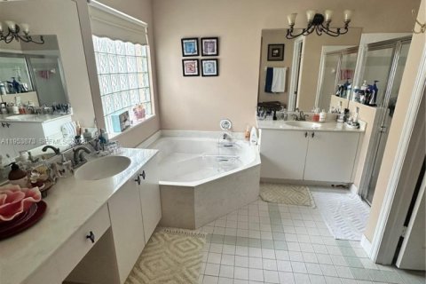 House in Miramar, Florida 3 bedrooms, 168.62 sq.m. № 2054881 - photo 19