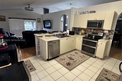 House in Miramar, Florida 3 bedrooms, 168.62 sq.m. № 2054881 - photo 7