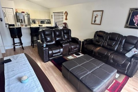 House in Miramar, Florida 3 bedrooms, 168.62 sq.m. № 2054881 - photo 9