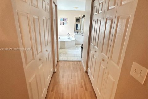 House in Miramar, Florida 3 bedrooms, 168.62 sq.m. № 2054881 - photo 13