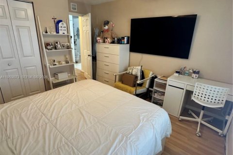 House in Miramar, Florida 3 bedrooms, 168.62 sq.m. № 2054881 - photo 26