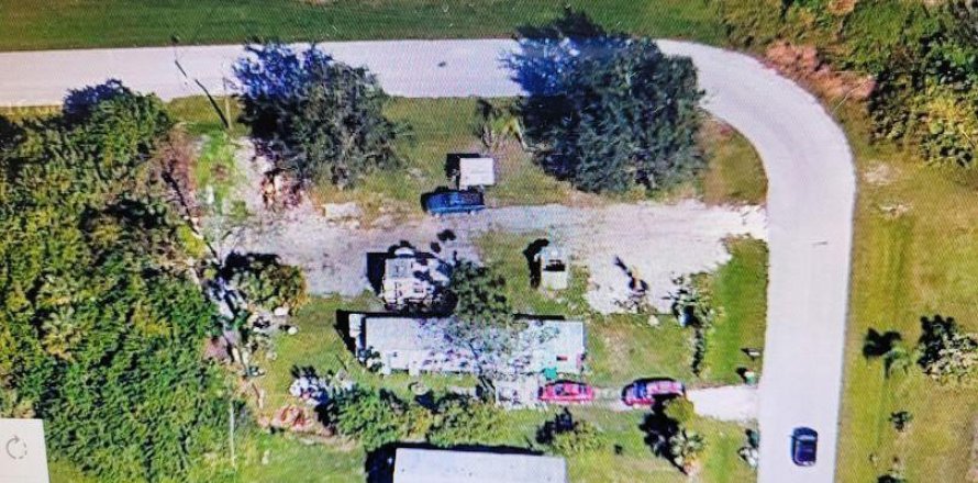 Commercial property in Punta Gorda, Florida № 2402440