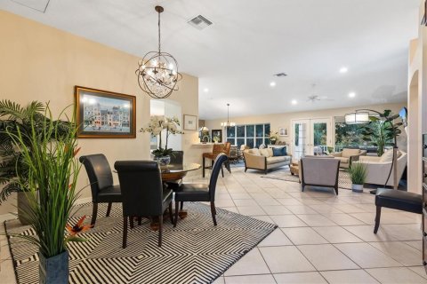 House in The Villages, Florida 3 bedrooms, 204.11 sq.m. № 2410043 - photo 7