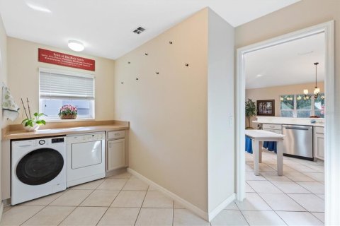 House in The Villages, Florida 3 bedrooms, 204.11 sq.m. № 2410043 - photo 20
