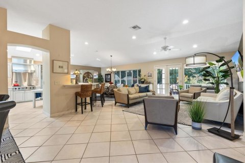 House in The Villages, Florida 3 bedrooms, 204.11 sq.m. № 2410043 - photo 9