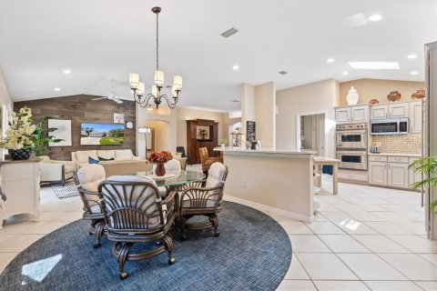 House in The Villages, Florida 3 bedrooms, 204.11 sq.m. № 2410043 - photo 21
