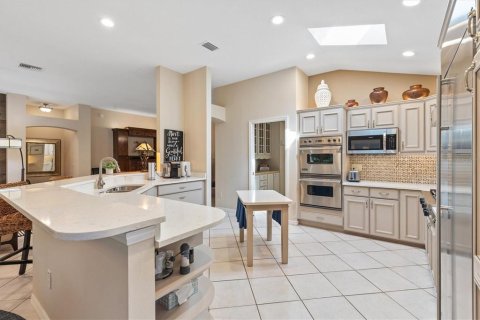 House in The Villages, Florida 3 bedrooms, 204.11 sq.m. № 2410043 - photo 18