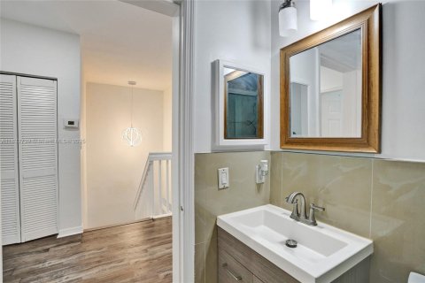Townhouse in Miramar, Florida 4 bedrooms, 180.14 sq.m. № 1809434 - photo 17