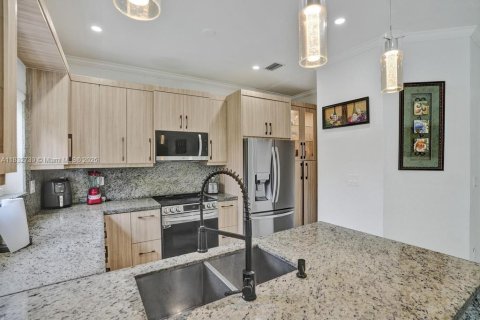 Townhouse in Miramar, Florida 4 bedrooms, 180.14 sq.m. № 1809434 - photo 7
