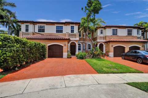 Townhouse in Miramar, Florida 4 bedrooms, 180.14 sq.m. № 1809434 - photo 1