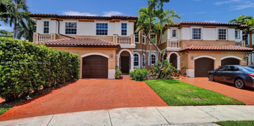 Townhouse in Miramar, Florida 4 bedrooms, 180.14 sq.m. № 1809434