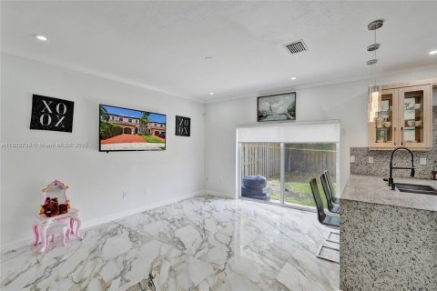 Townhouse in Miramar, Florida 4 bedrooms, 180.14 sq.m. № 1809434 - photo 4