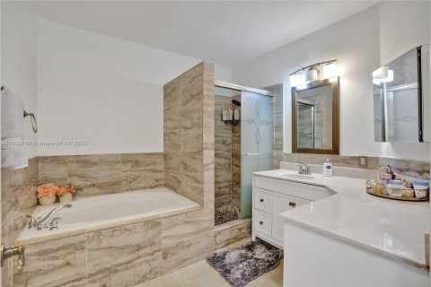 Townhouse in Miramar, Florida 4 bedrooms, 180.14 sq.m. № 1809434 - photo 14