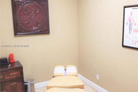 Commercial property in Weston, Florida № 2076867 - photo 9
