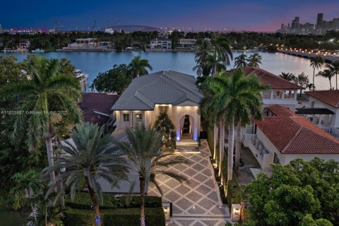 Casa en alquiler en Miami Beach, Florida, 6 dormitorios, 577.02 m2 № 1794525 - foto 1