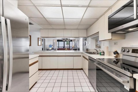 Condo in Sarasota, Florida, 2 bedrooms  № 2224265 - photo 6