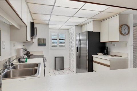 Condo in Sarasota, Florida, 2 bedrooms  № 2224265 - photo 17