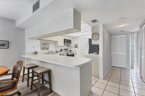 Condo in Sarasota, Florida, 2 bedrooms  № 2224265 - photo 15