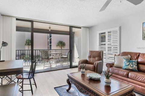 Condo in Sarasota, Florida, 2 bedrooms  № 2224265 - photo 12