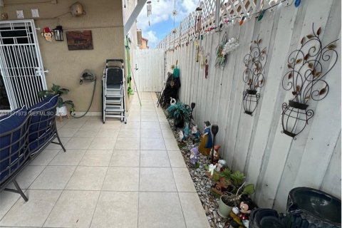 Townhouse in Hialeah, Florida 3 bedrooms, 146.79 sq.m. № 2041914 - photo 20