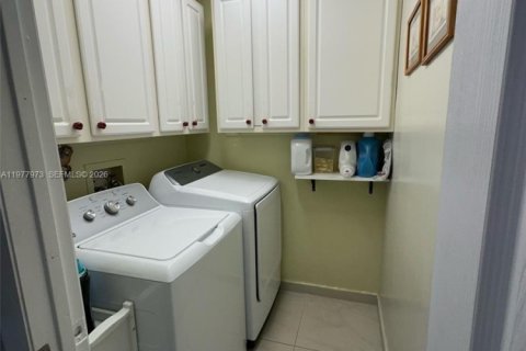 Townhouse in Hialeah, Florida 3 bedrooms, 146.79 sq.m. № 2041914 - photo 10