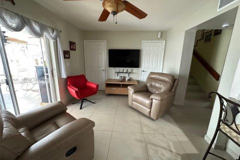 Townhouse in Hialeah, Florida 3 bedrooms, 146.79 sq.m. № 2041914 - photo 8