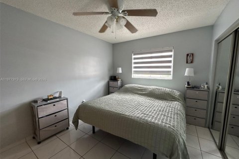 Townhouse in Hialeah, Florida 3 bedrooms, 146.79 sq.m. № 2041914 - photo 17