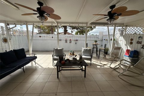 Townhouse in Hialeah, Florida 3 bedrooms, 146.79 sq.m. № 2041914 - photo 21