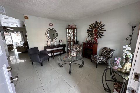 Townhouse in Hialeah, Florida 3 bedrooms, 146.79 sq.m. № 2041914 - photo 6