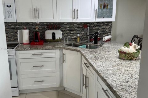 Townhouse in Hialeah, Florida 3 bedrooms, 146.79 sq.m. № 2041914