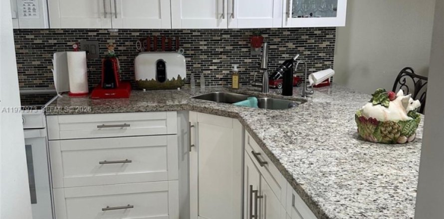 Townhouse in Hialeah, Florida 3 bedrooms, 146.79 sq.m. № 2041914