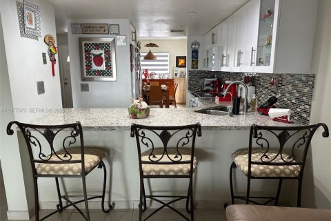 Townhouse in Hialeah, Florida 3 bedrooms, 146.79 sq.m. № 2041914 - photo 4